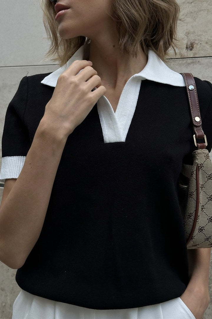 Sweter polo damski prezentowany z przodu
