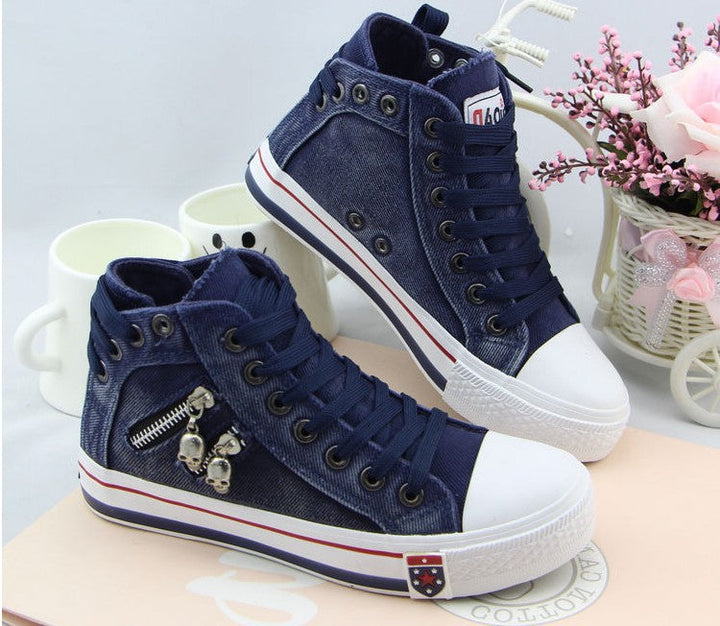 Ozdobne zawieszki na damskich wysokich sneakersach