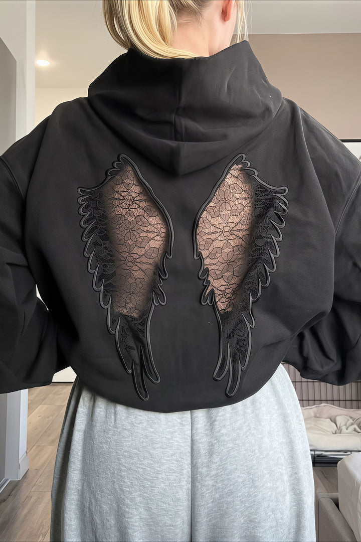 Zbliżenie na koronkowy materiał krótkiej bluzy