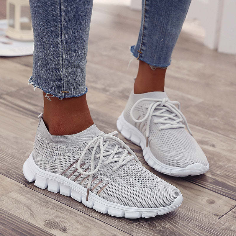 Zbliżenie na dzianinową cholewkę damskich sneakersów