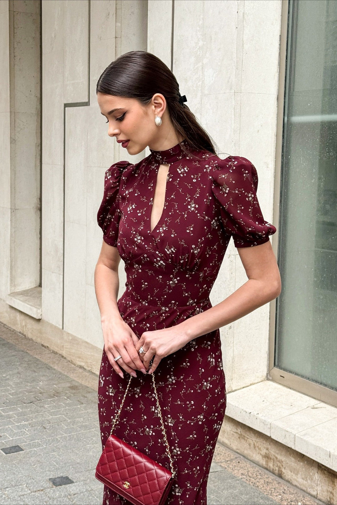 Kwiatowy wzór na eleganckiej sukience maxi Velmira