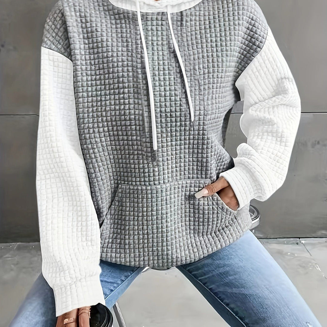 Luźna bluza z kapturem w casualowej stylizacji