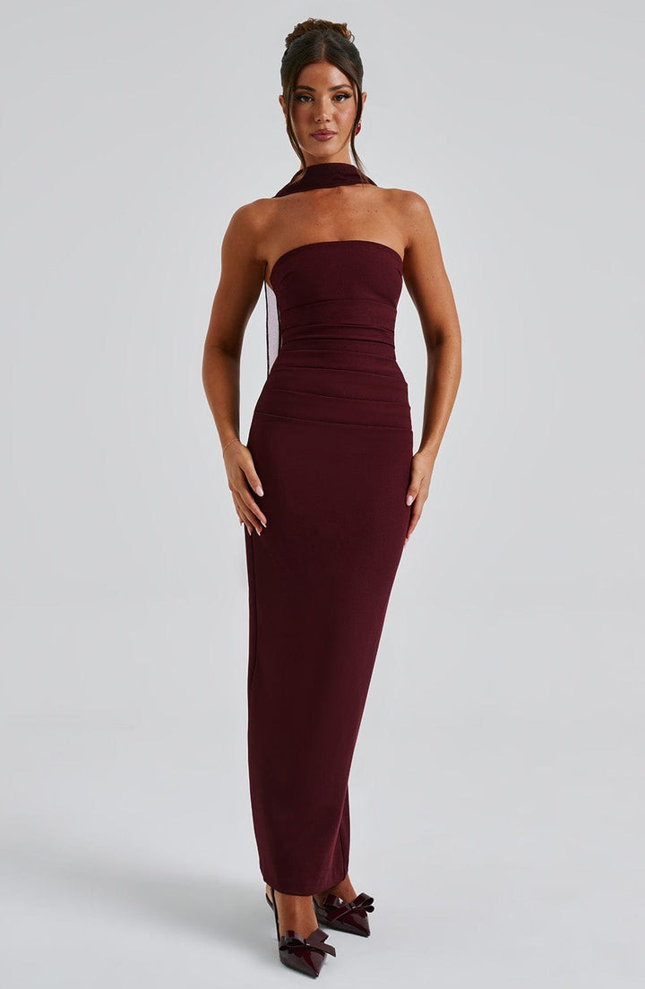 Detal eleganckiego kroju sukienki maxi Elavienne