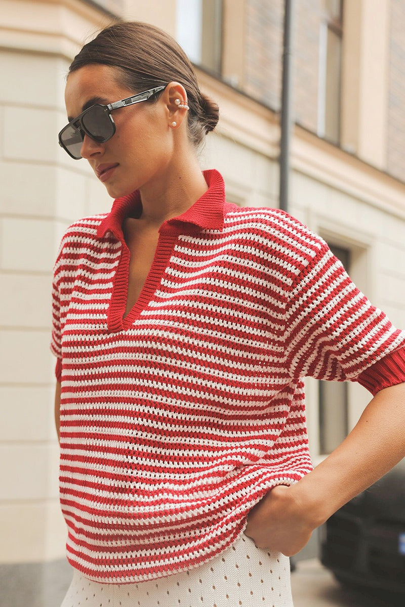 Sweter polo w paski do damskiej garderoby