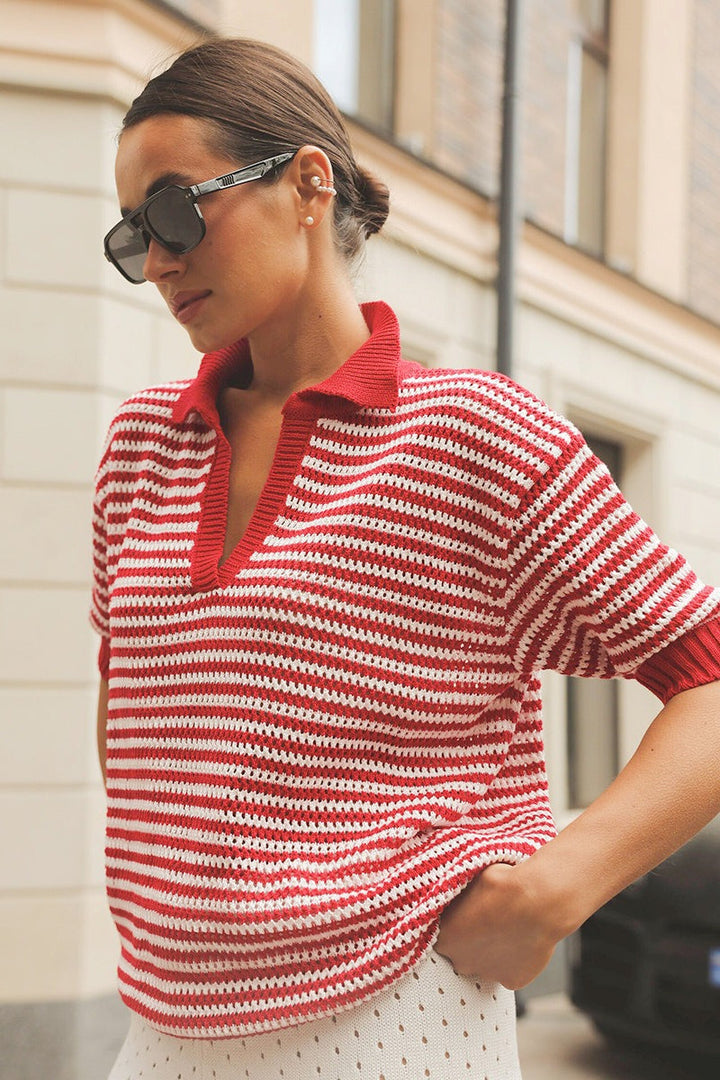 Sweter polo w paski do damskiej garderoby