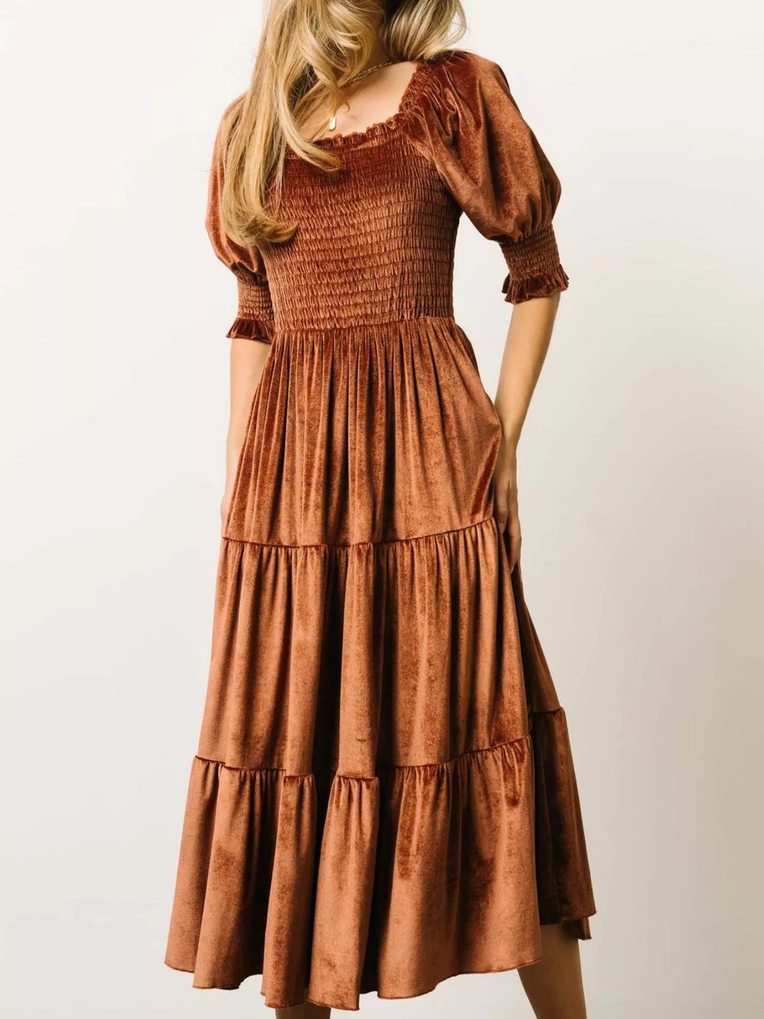 Elegancka sukienka midi Aurevella do stylizacji wieczorowej