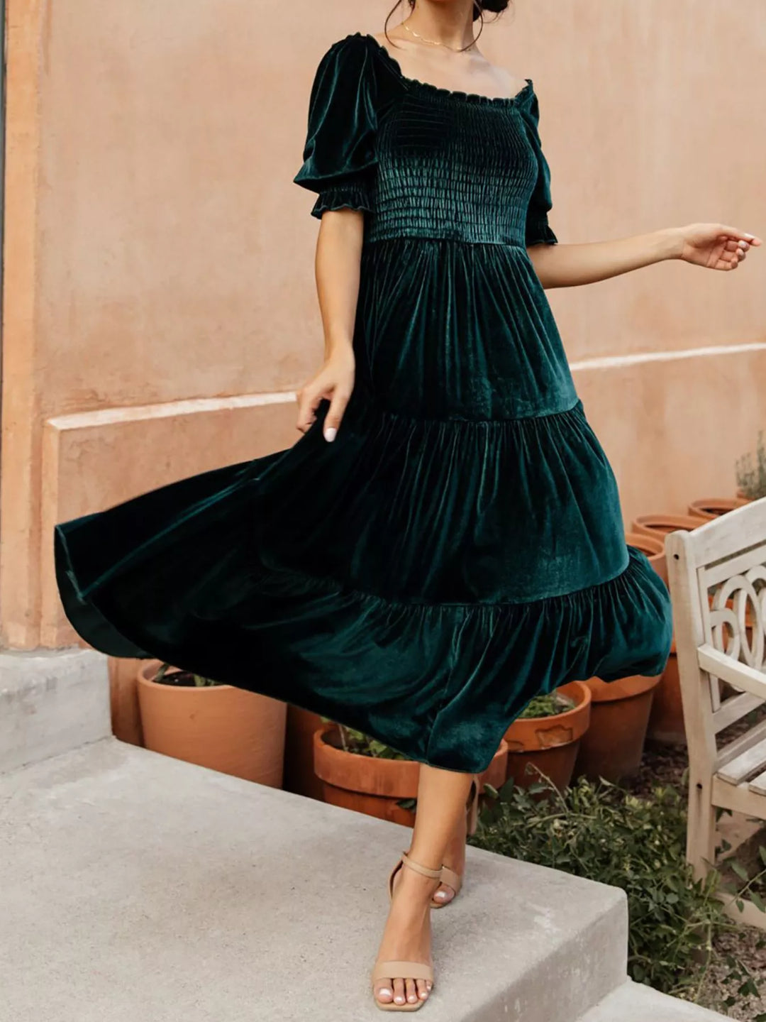 Elegancka sylwetka w sukience midi Aurevella