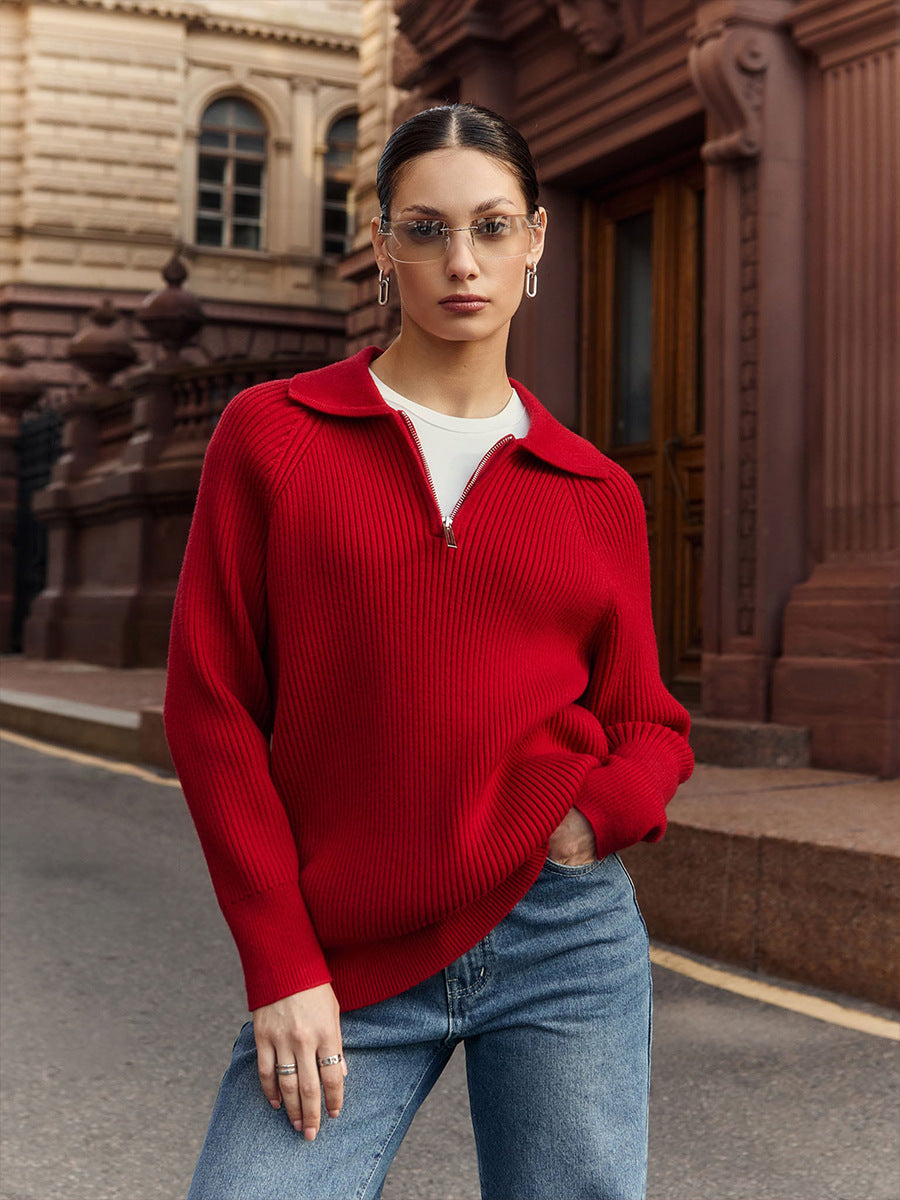 Damski sweter z dzianiny prezentowany w casualowej stylizacji
