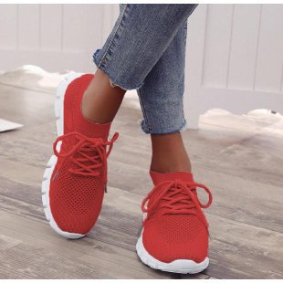 Widok z góry na damskie sneakersy z dzianiny i siateczki