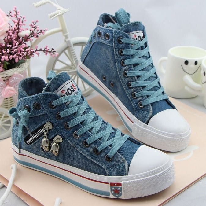 Profil damskich sneakersów jeansowych z bocznym zamkiem