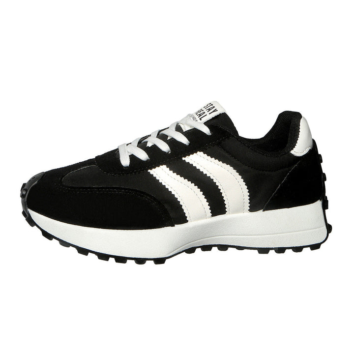 Zbliżenie na zamszowe nakładki damskich sneakersów