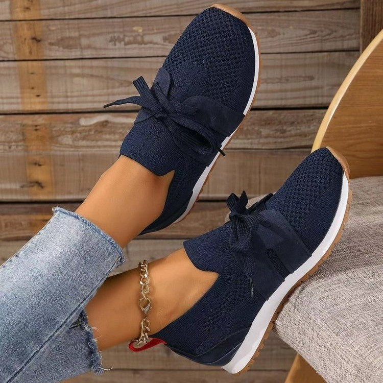 Para damskich sneakersów dzianinowych ustawiona obok siebie