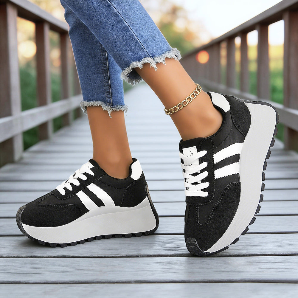 Widok z boku damskich sneakersów na wysokiej platformie