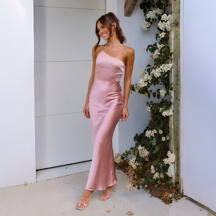 Elegancka sukienka maxi z satyny ukazująca asymetryczne cięcie