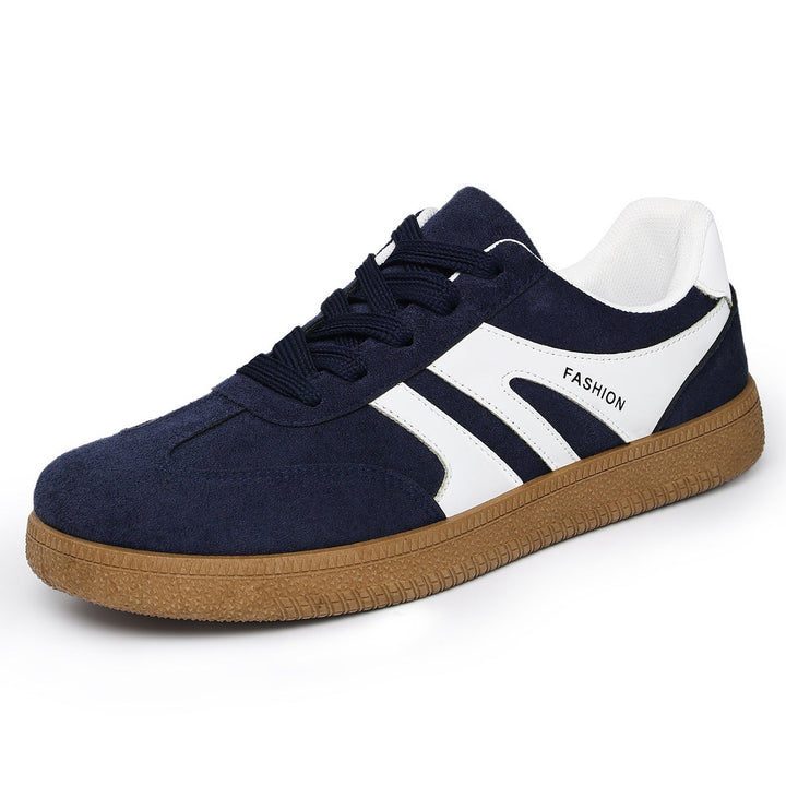 Męskie sneakersy zamszowe pokazane od góry