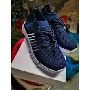 Profilowana gumowa podeszwa damskich sneakersów