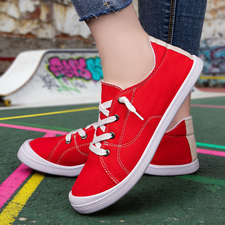 Profil damskich sneakersów z płótna i niską cholewką