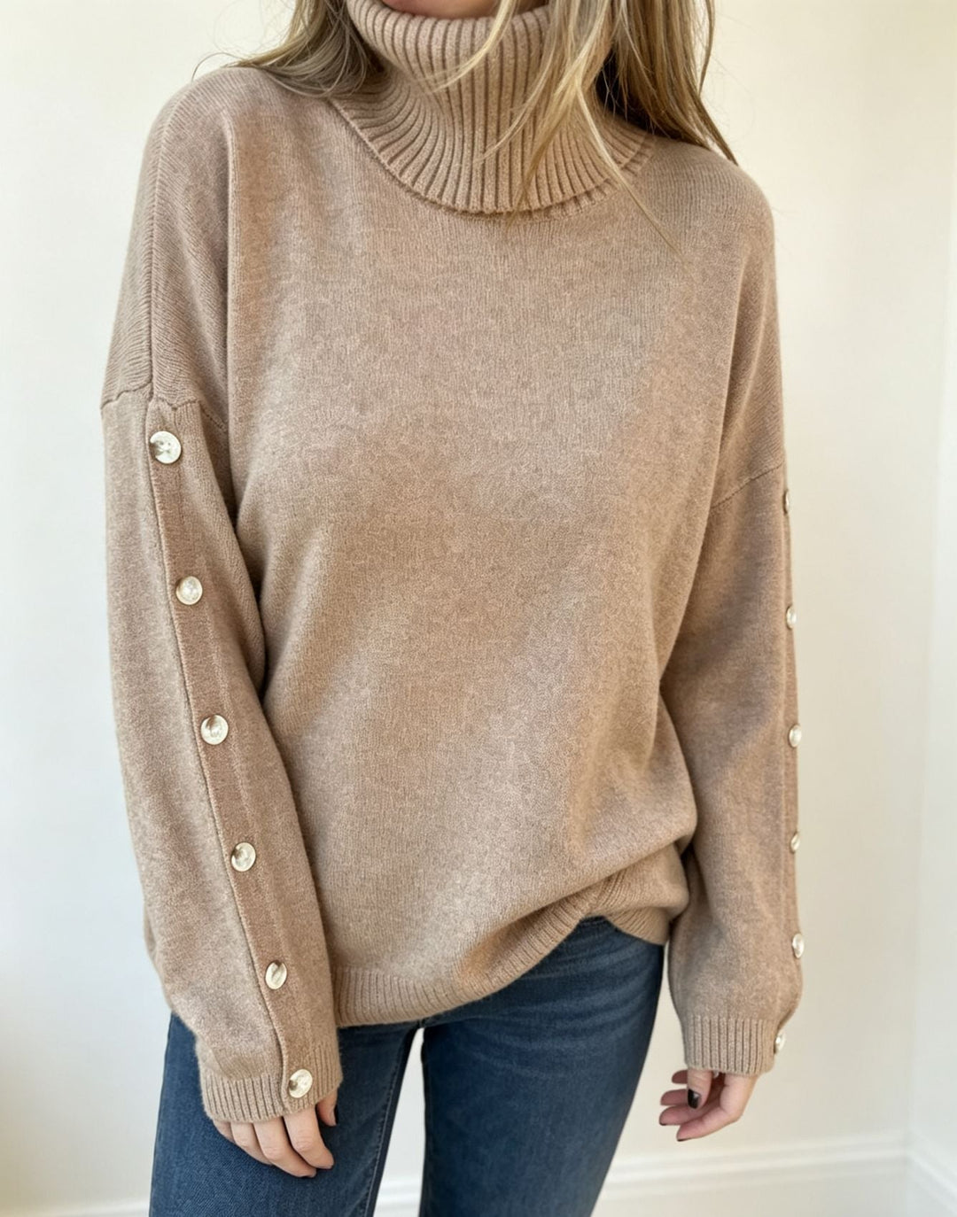 Damski sweter oversize prezentowany w stylizacji casual