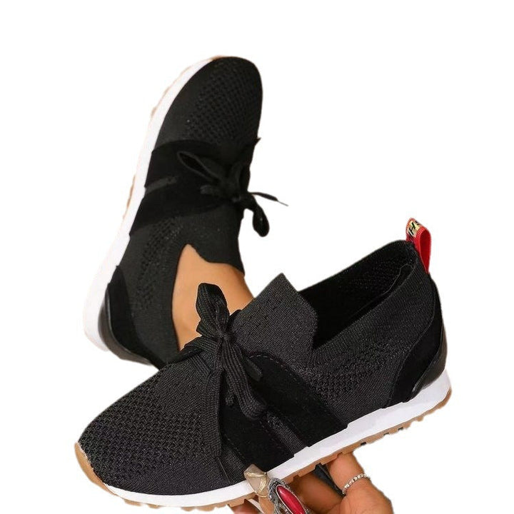 Zbliżenie na dzianinową cholewkę damskich sneakersów