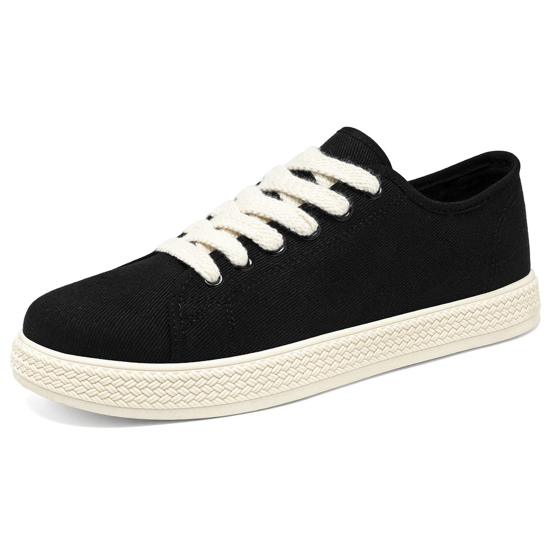 Detal plecionej platformy w damskich sneakersach płóciennych