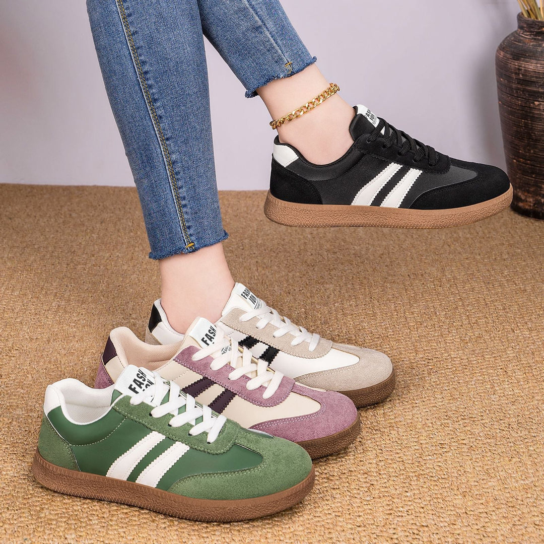 Widok z góry na sneakersy męskie z tekstylnymi wstawkami