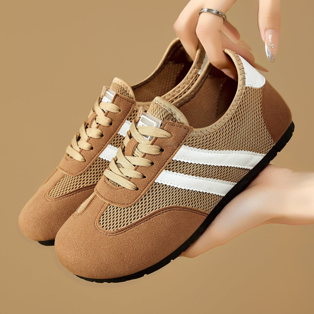 Zbliżenie na zamszowe nakładki damskich sneakersów