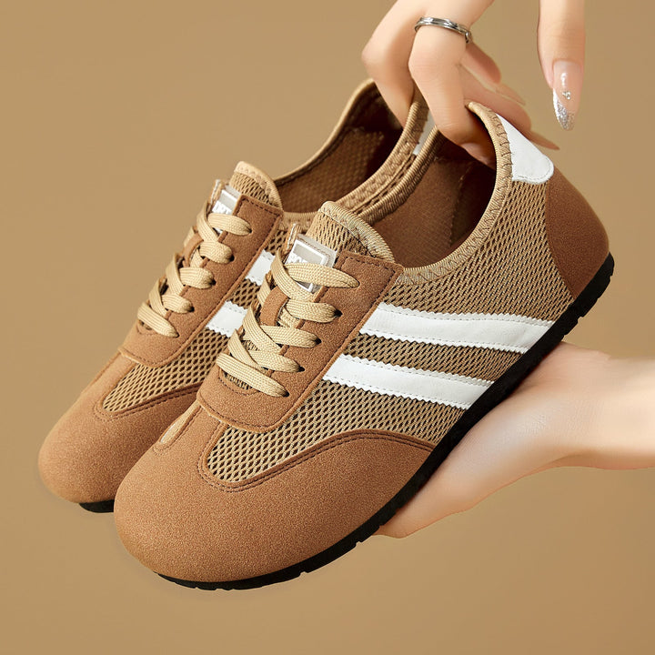 Zbliżenie na zamszowe nakładki damskich sneakersów