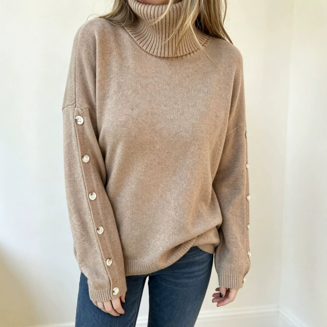 Damski sweter oversize z golfem i ozdobnymi guzikami