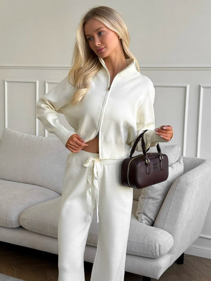 Damski zestaw loungewear prezentujący krótki kardigan na zamek