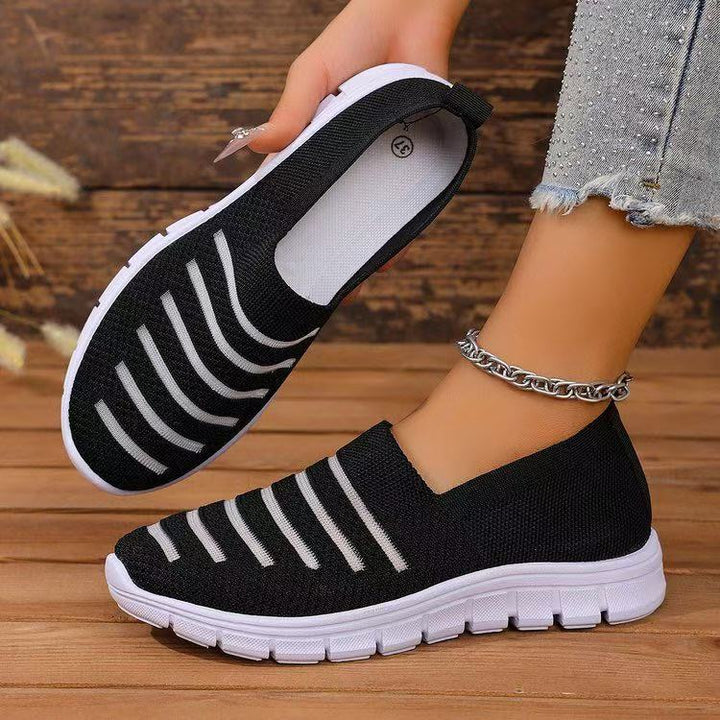 Damskie buty sportowe slip on prezentowane z góry