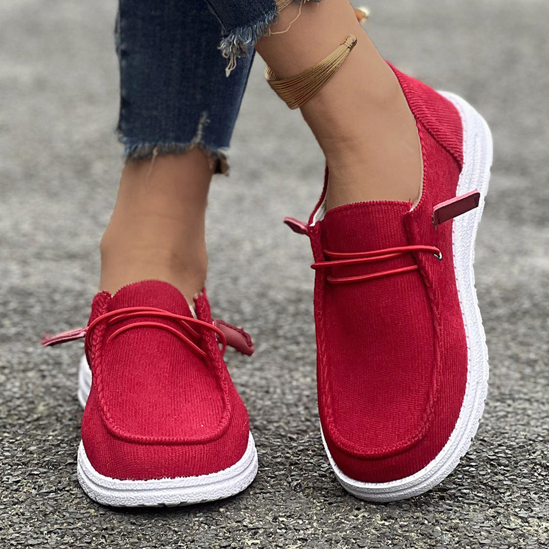 Widok z przodu na damskie sneakersy wsuwane