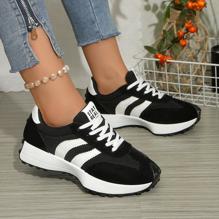 Widok z góry na damskie sneakersy retro