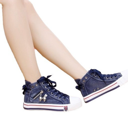 Zbliżenie na boczny zamek w damskich sneakersach