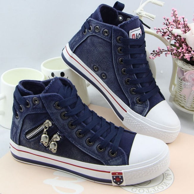 Wysokie damskie sneakersy jeansowe z ozdobnymi zawieszkami