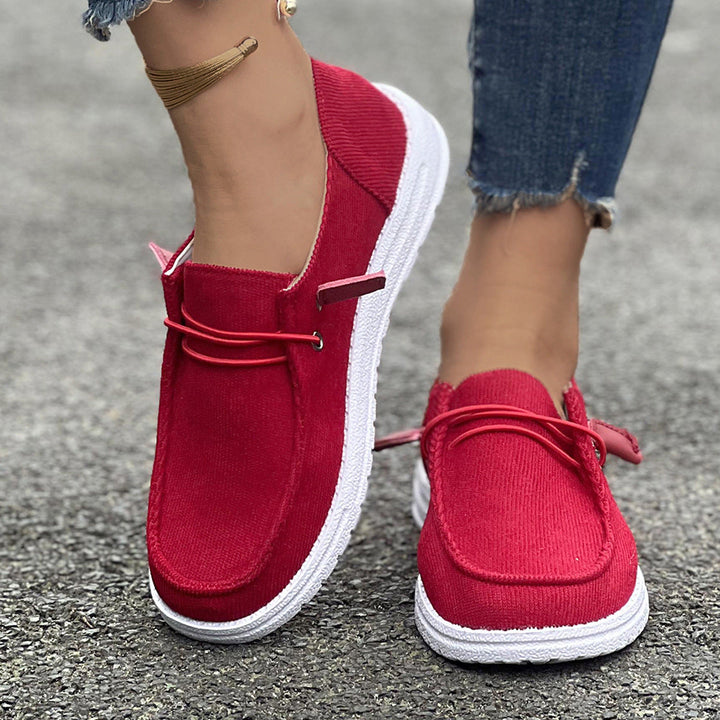 Widok z góry na damskie sneakersy wsuwane z tekstylnym materiałem