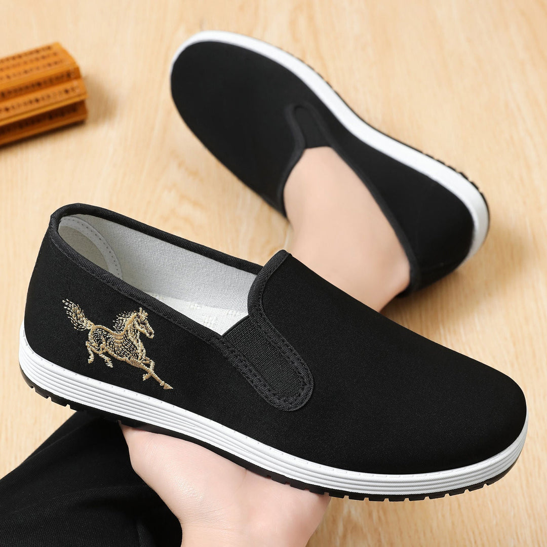 Przód damskich sneakersów canvas z ozdobnym haftem konia
