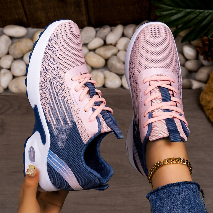 Profil męskich sneakersów z dzianinową cholewką i elastyczną podeszwą