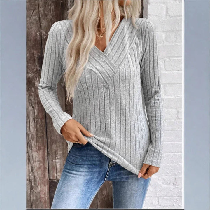 Sweter w paski zestawiony w casualowej stylizacji damskiej