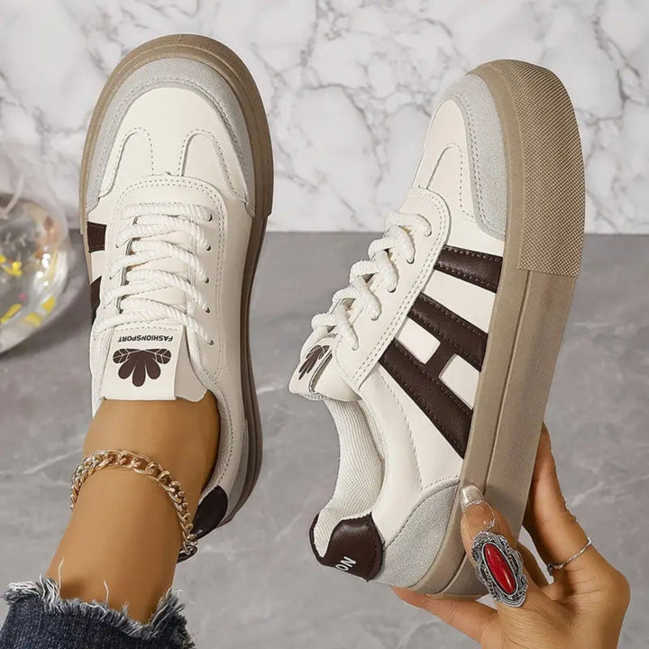 Para białych damskich sneakersów retro gotowa do codziennych stylizacji