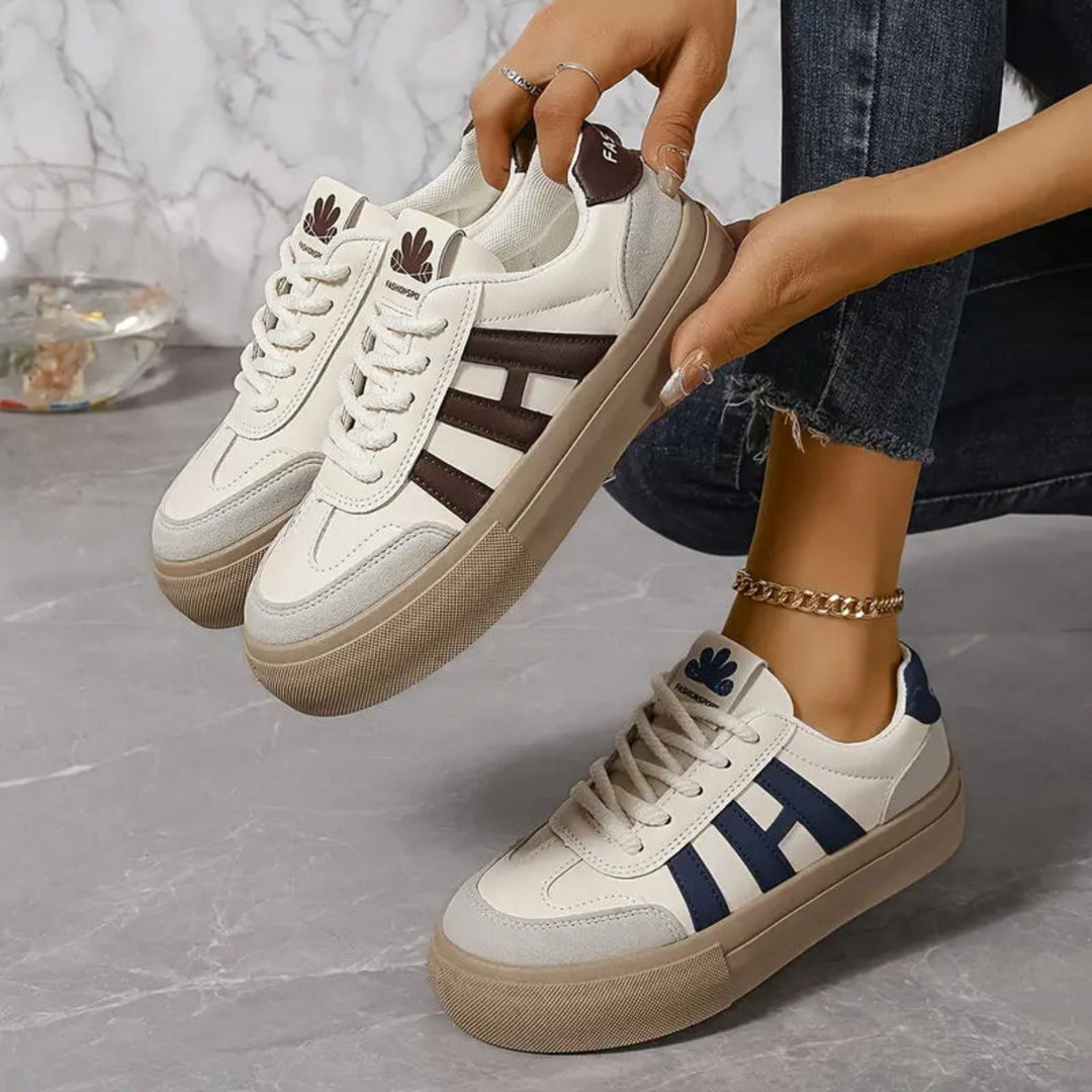 Białe sneakersy damskie z klasyczną cholewką i sznurowaniem