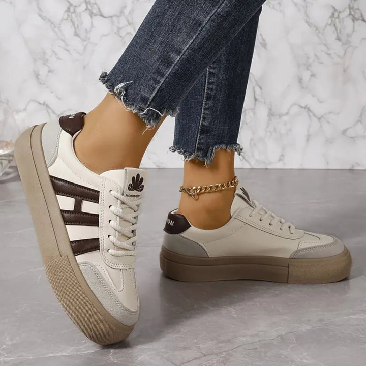 Białe sneakersy damskie pokazane z przodu, ze sznurowadłami