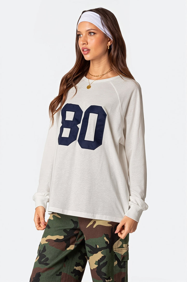 Widok z przodu swobodnej koszulki Lumivaro z nadrukiem liczbowym
