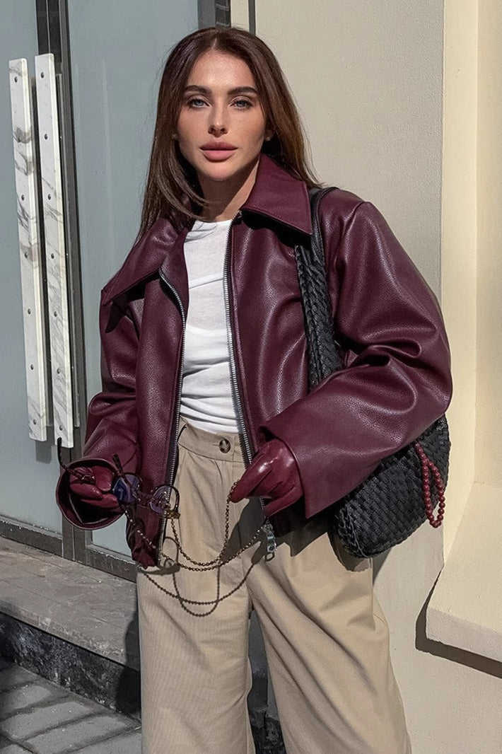 Cropped kurtka motocyklowa z imitacji skóry na jasnym tle
