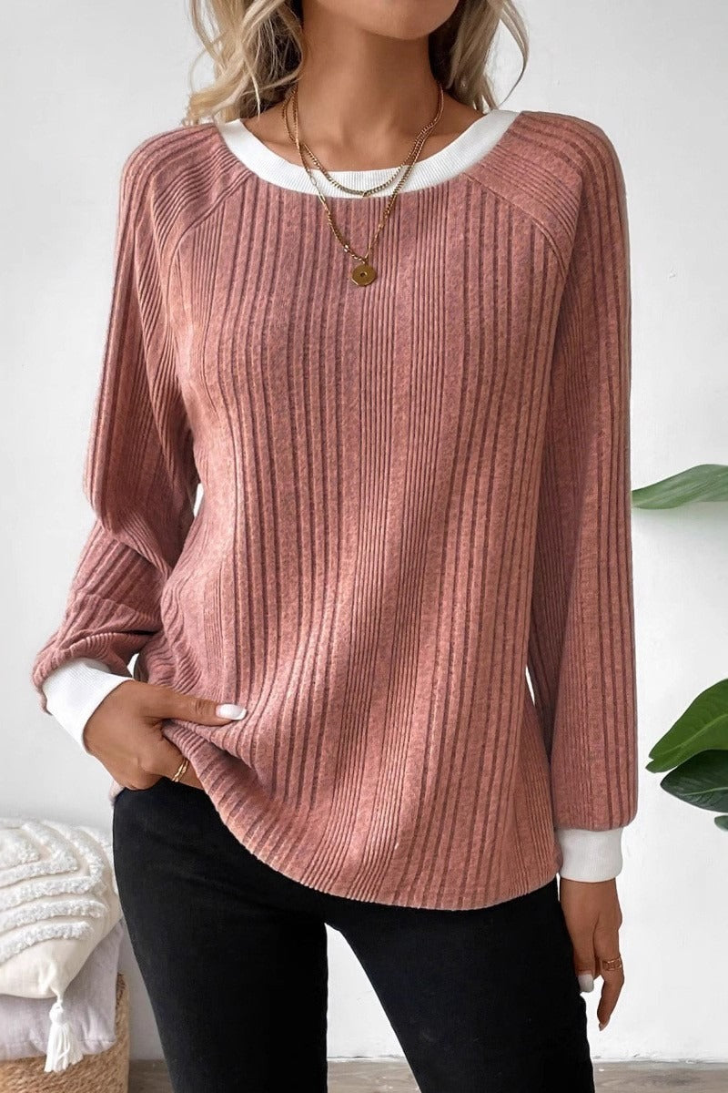 Sweter z dzianiny o prążkowanej fakturze i okrągłym dekolcie