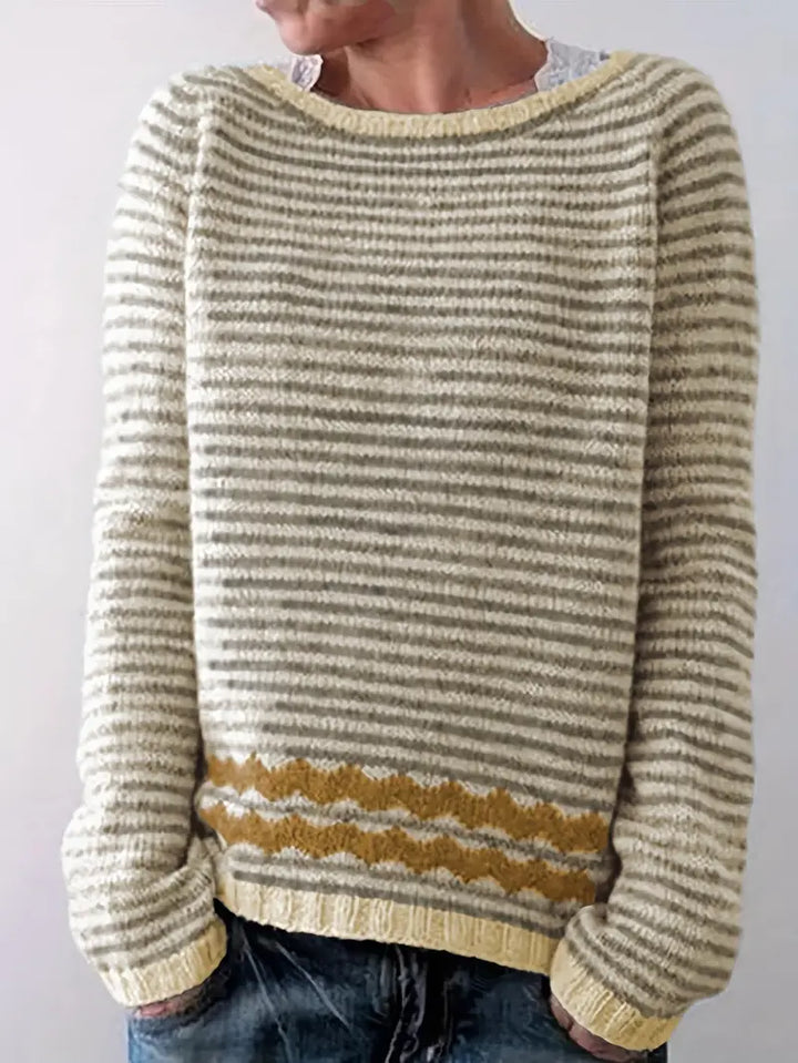 Damski sweter w paski w casualowej stylizacji na chłodniejsze dni