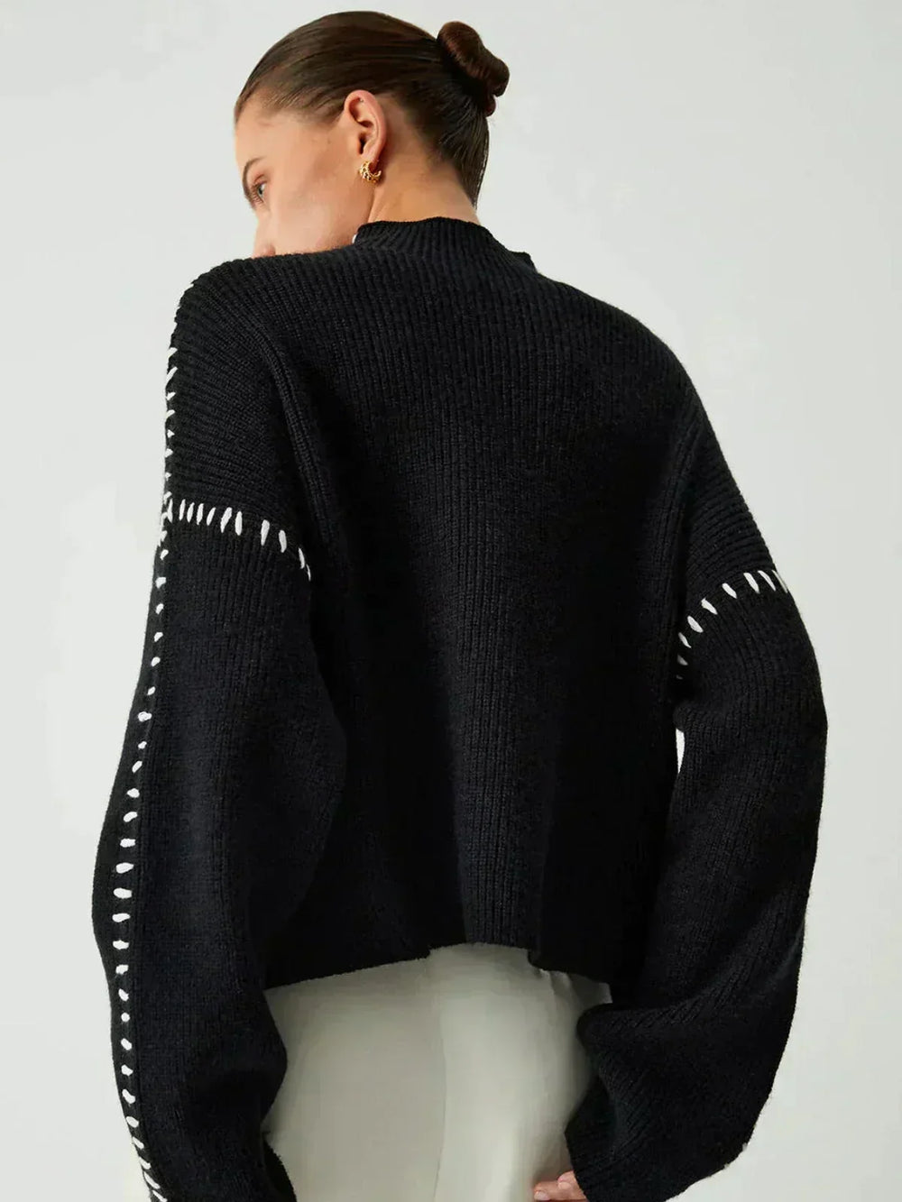 Damski sweter oversize z półgolfem w ujęciu z tyłu