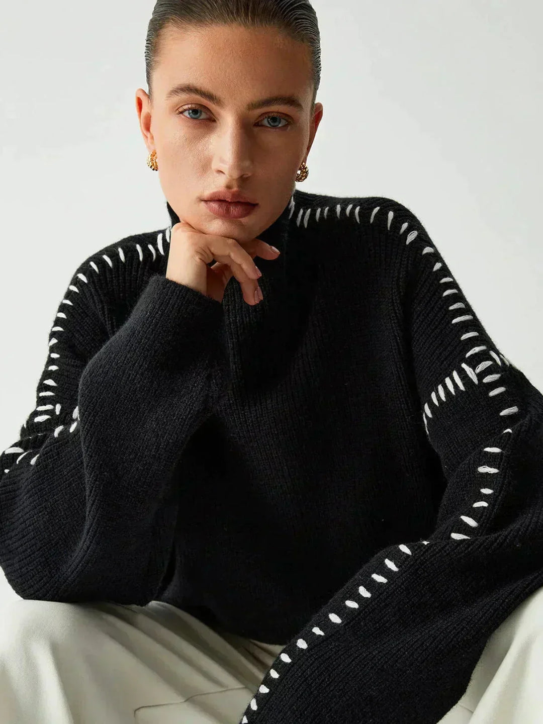 Damski sweter oversize pokazany z boku