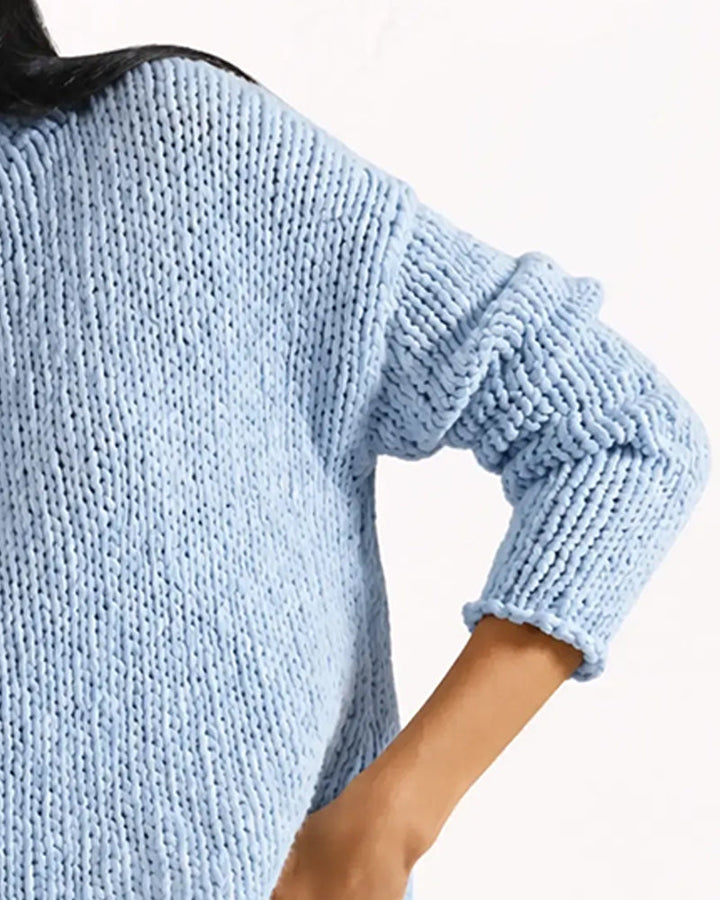 Sweter Lunvera prezentujący klasyczny okrągły dekolt