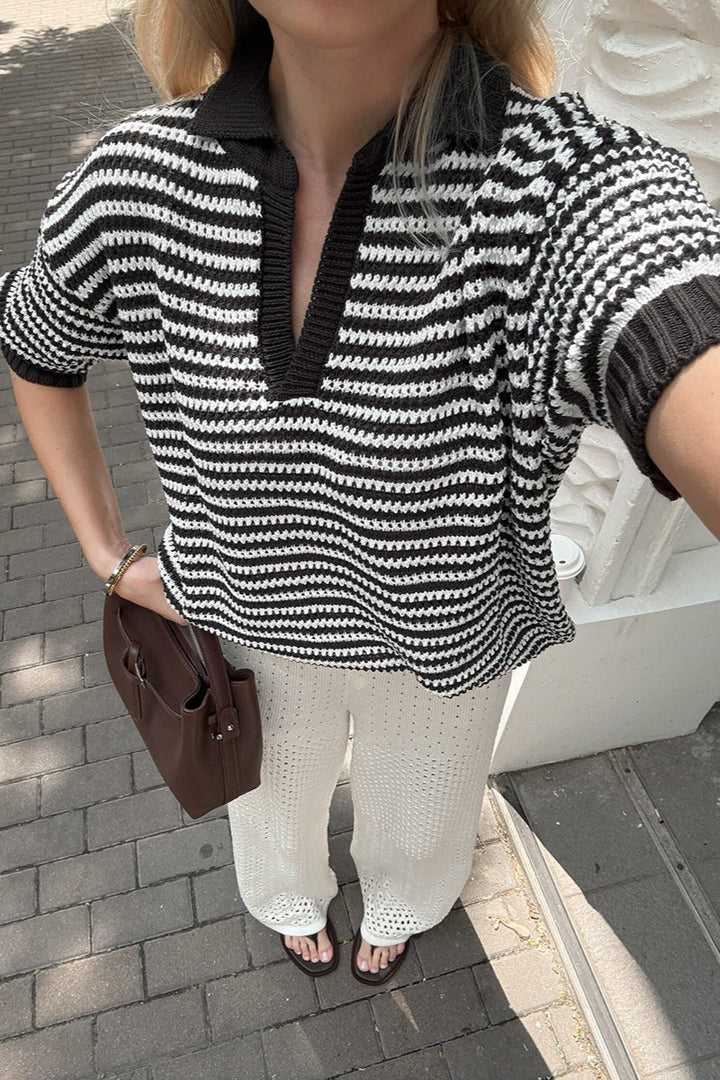 Damski sweter w paski z klasycznym kołnierzykiem polo