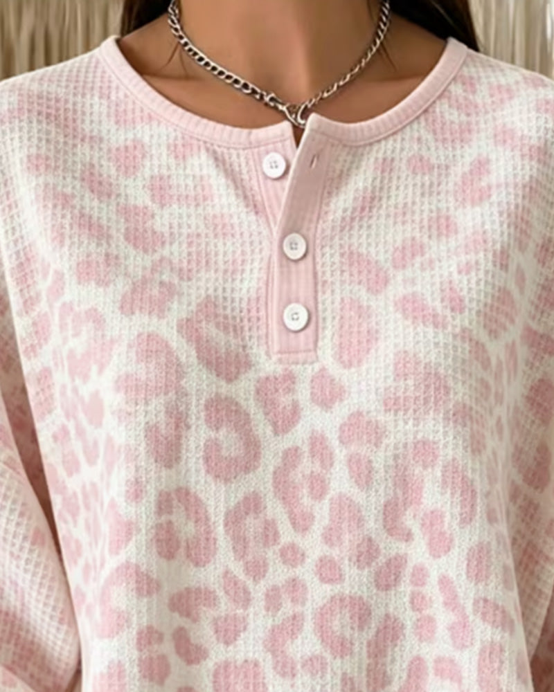 Bluza w panterkę z okrągłym dekoltem i zapięciem na guziki